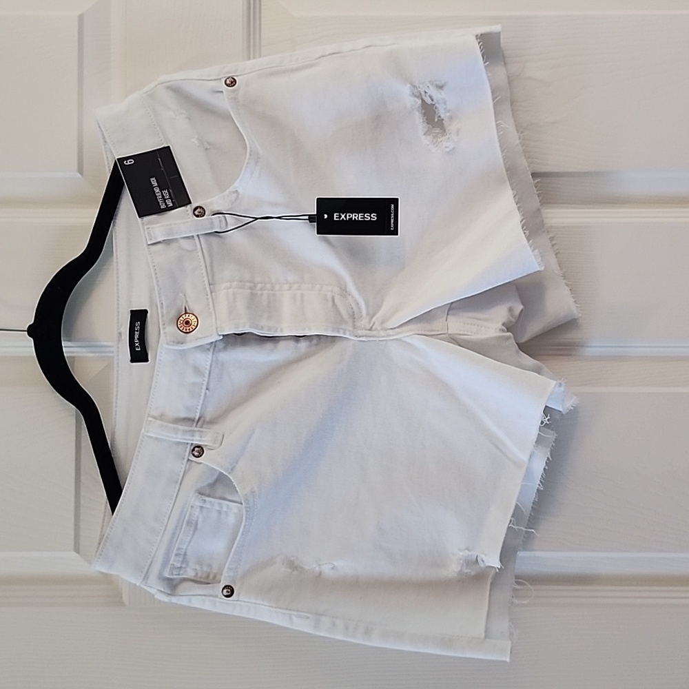 NWT Express Size 6 Boyfriend Midi Mid Rise Jean Shorts- White